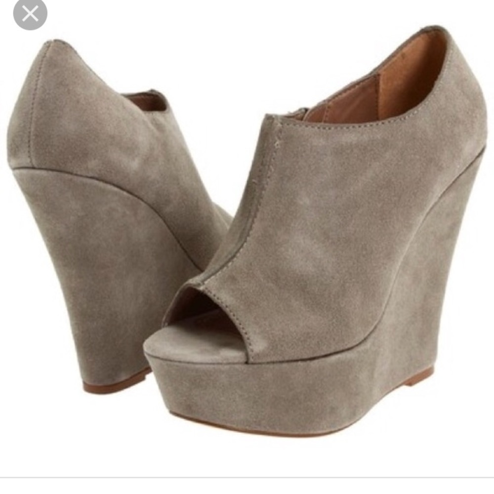 Gently USED Steve Madden Whistle Wedges. Size 8